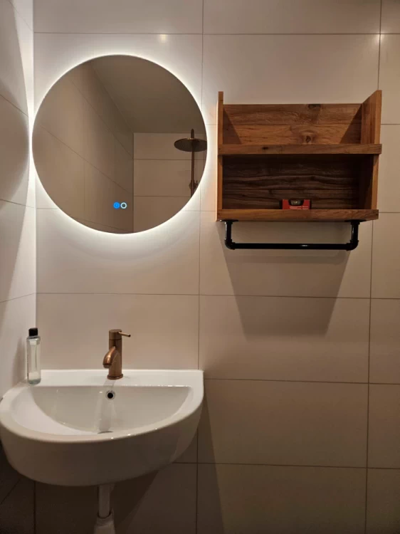 Eikenhouten handdoeken kastje voor in de badkamer